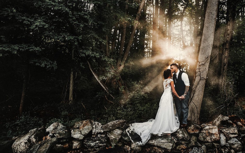 forest portraits tips and techniques couple at tree